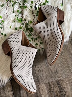 Lucky Brand Baylah2 Suede Leather Perforated Steel Booties Ankle Boot Size 7.5
